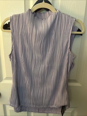 Sleeveless Wave-Textured Mock Neck Top in Light Lavender